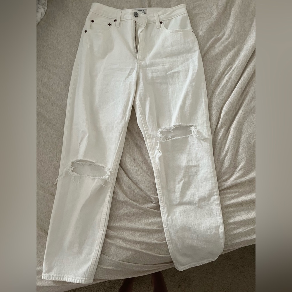 Brand new, never worn white high rise mom jeans from Abercrombie! 27 regular.